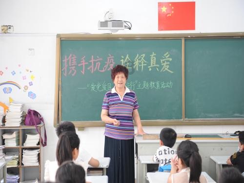 工作中，不太愿意和别人交流，遇到不懂的总是自己闷着头想，别人在谈论也不去加入，不主动发现问题？